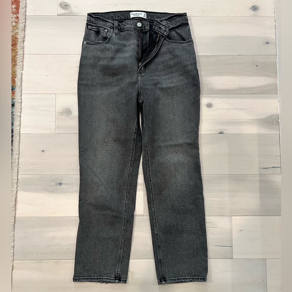 Abercombie & Fitch - The Ankle Straight Ultra High Rise Size 29